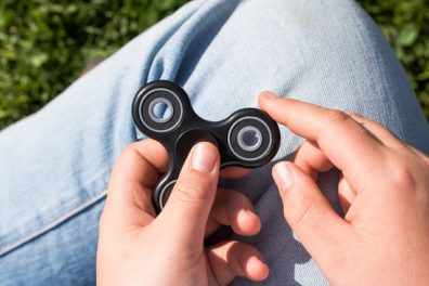 spielzeug hand drehen